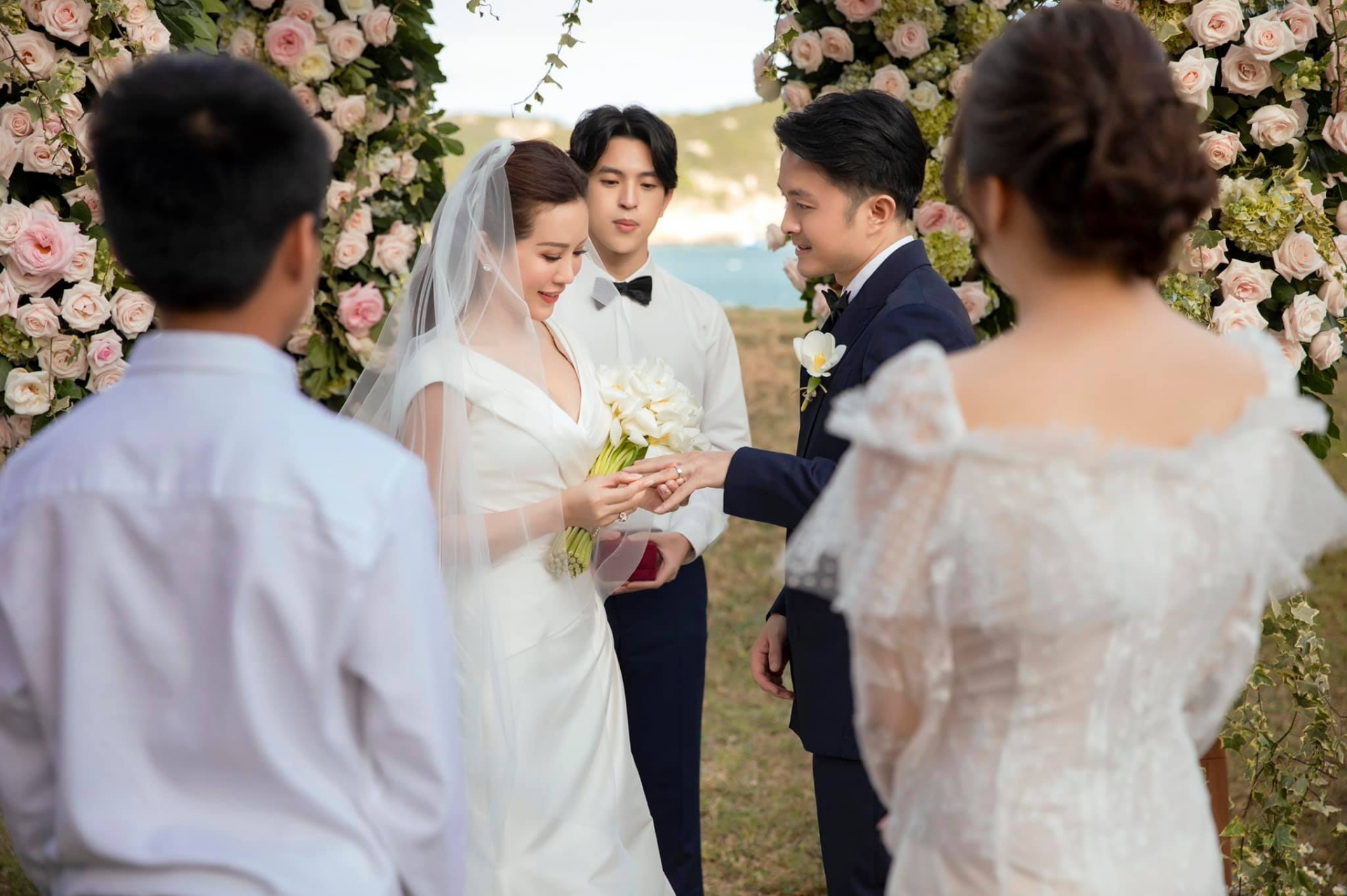 Hoa hậu Thu Hoài tổ chức hôn lễ dưới sự chứng kiến của 3 người con.