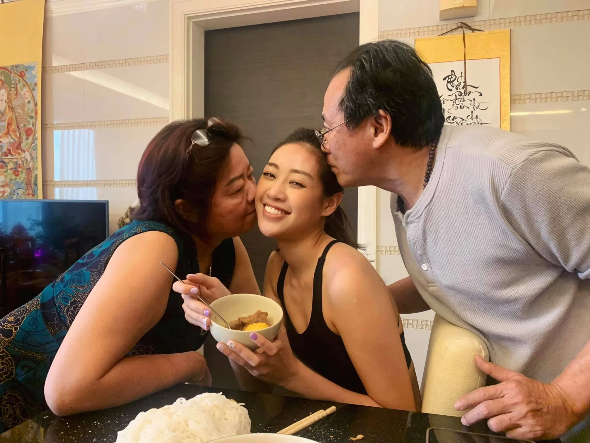 Hôm qua sao làm gì (30/6): Hoa hậu Khánh Vân trở về nhà sau 21 ngày cách ly, Phanh Lee đằm thắm cận ngày lâm bồn - Ảnh 1