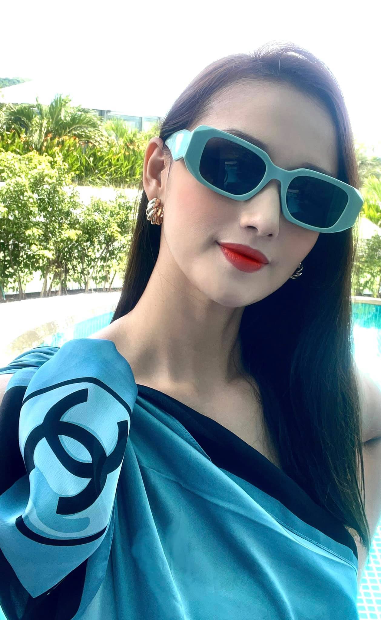 Lã Thanh Huyền đang trong những ngày nghỉ dưỡng ở Phú Quốc. Người đẹp diện cả cây đồ hiệu sắc xanh lạ mắt thưởng trà giữa khung cảnh xanh mát, ngập nắng.