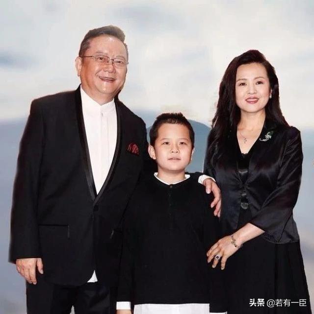 'Hòa Thân' Vương Cương bên vợ trẻ kém 20 tuổi và con trai.