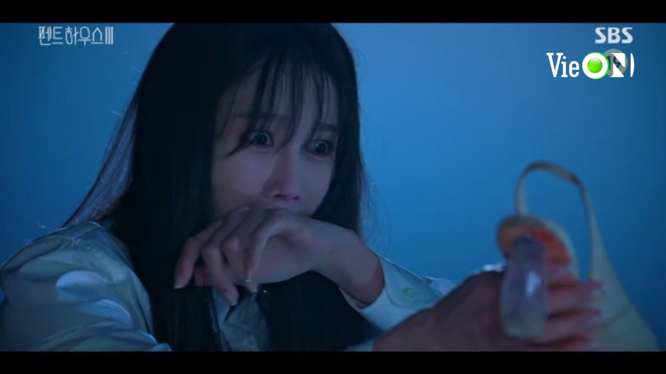 Shim Soo Ryeon phát hiện ra đôi giày dính máu của Oh Yoon Hee trên mỏm đá, nhưng Cheon Seo Jin không hé lộ về cái chết này.