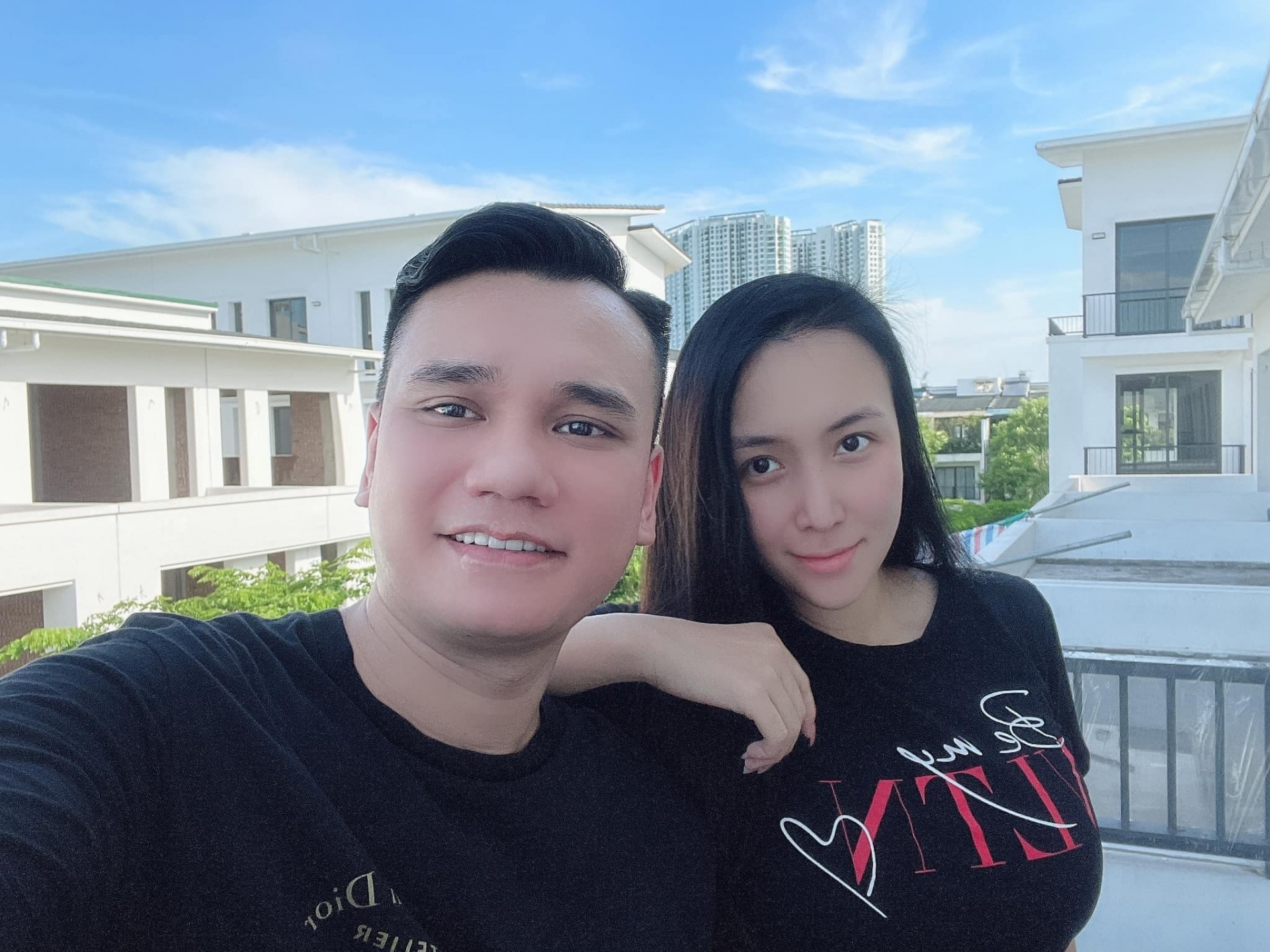 Khắc Việt selfie bên bà xã Thảo Bebe với tâm trạng vui vẻ đón ngày mới. 'Thời tiết quá đẹp cho 1 cuộc tình', anh viết.