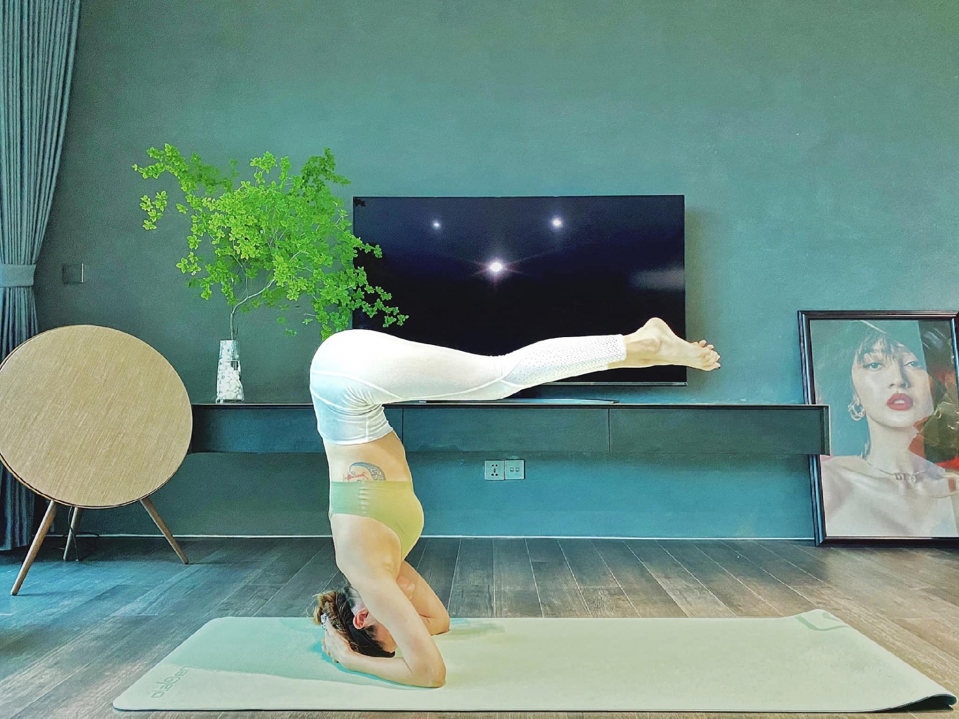 Bảo Anh chăm chỉ tập yoga để giữ sức khỏe và vóc dáng. Trong ảnh, cô thành thục thực hiện động tác trồng cây chuối, khép chân 90 độ yêu cầu sự khỏe khoắn của đôi tay và thăng bằng của cả cơ thể.