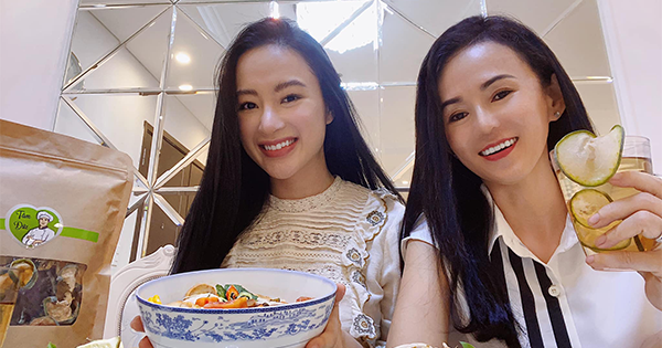 Mẹ ruột Angela Phương Trinh ngày càng trẻ trung, sành điệu ở tuổi U60