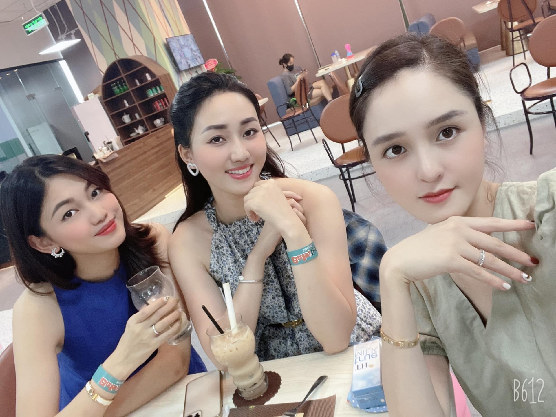 Á hậu Thanh Tú đi uống cafe cùng chị gái Ngô Trà My và Á hậu Hoàng Anh. Cô vui vẻ giới thiệu về hội bạn thân: 'CLB những bà mẹ bỉm sữa'.