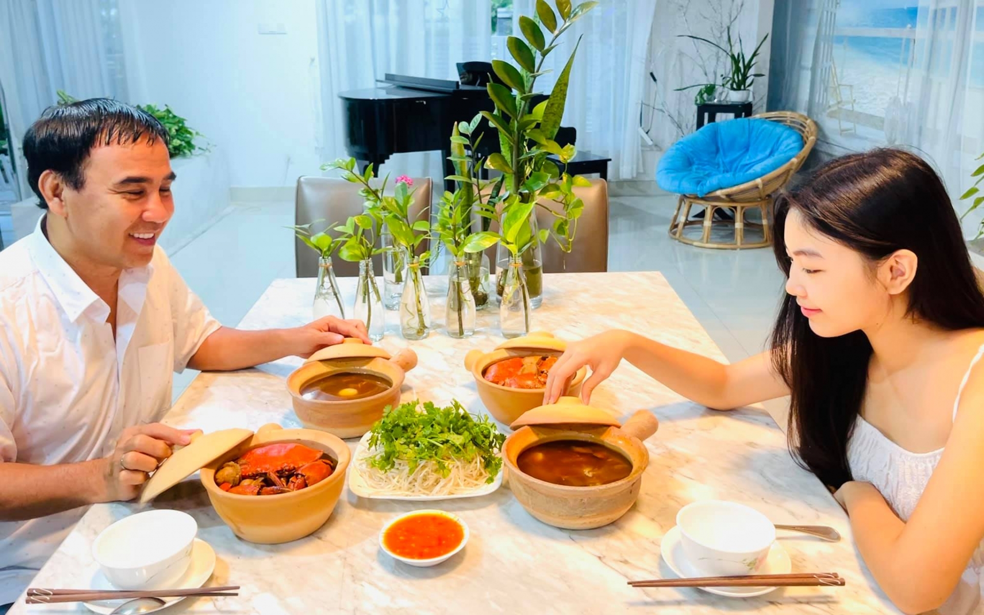 MC Quyền Linh giới thiệu bữa cơm gia đình bên con gái Lọ Lem. Thời gian giãn cách xã hội, nam MC ở nhà cùng bà xã và hai con gái tận hưởng những thú vui đời thường như chăm vườn cây, nấu ăn, tập thể dục.