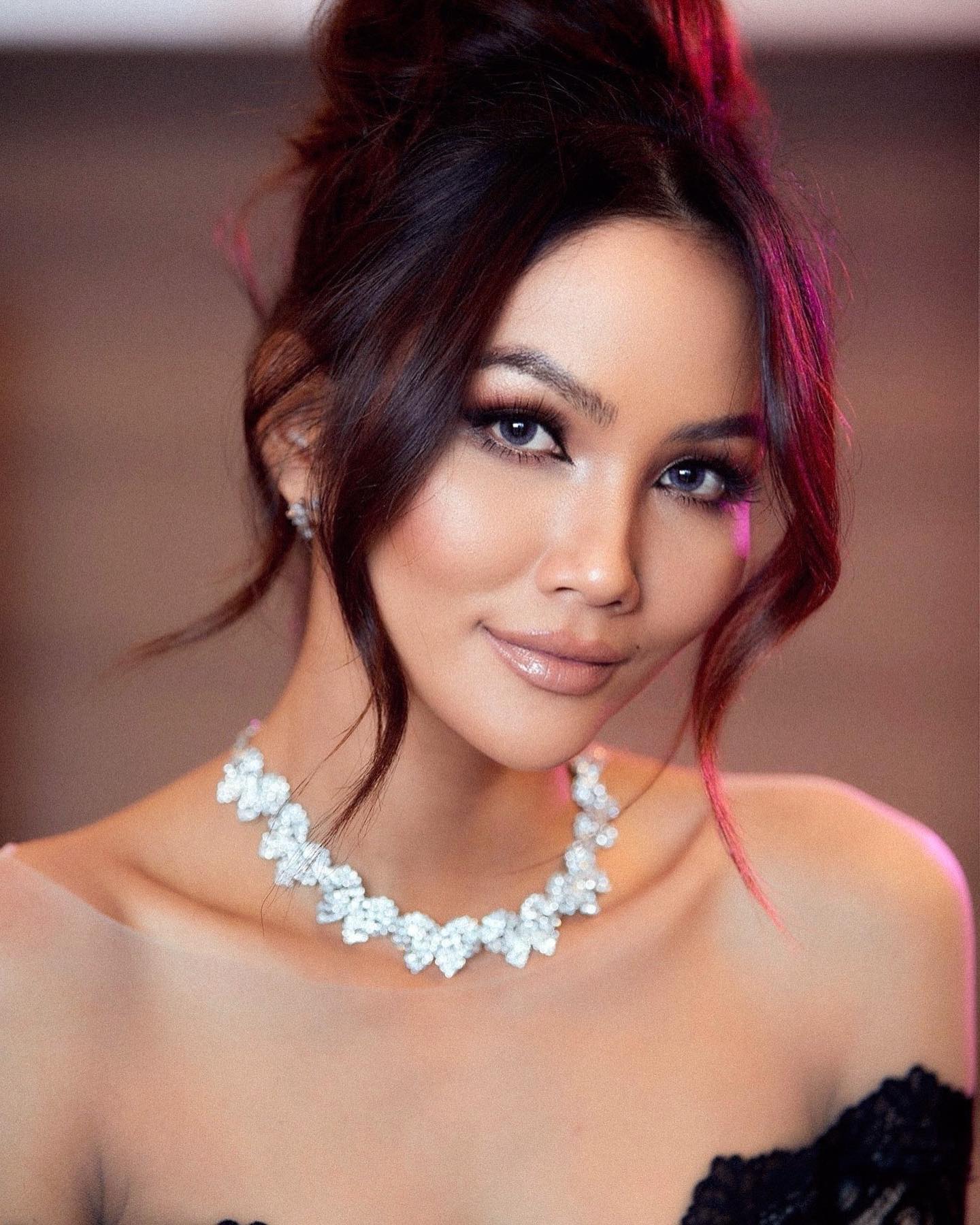 Hoa hậu H'Hen Niê lần đầu khoe tủ đồ hiệu, hé lộ nơi cất vương miện 2,7 tỷ - Ảnh 1