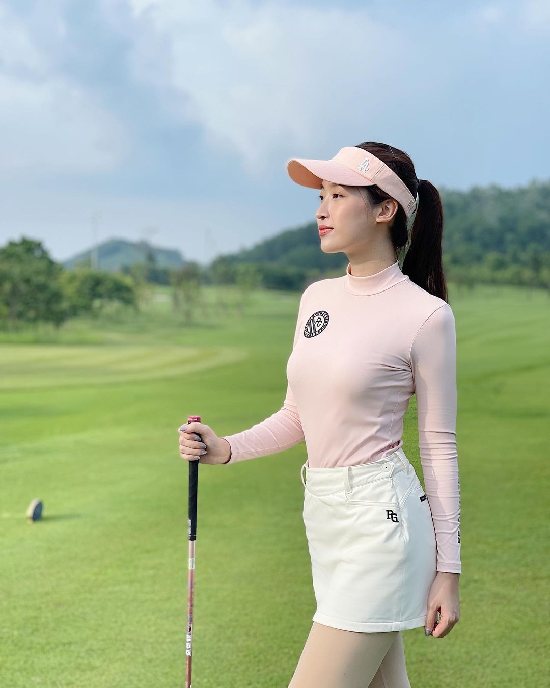 Hoa hậu Mỹ Linh chia sẻ hình ảnh được Hoa hậu Ngọc Hân chụp khi đi tập golf cùng nhau. Cô than thở: 'Cứ lên sân được vài hôm lại dịch đóng cửa bảo sao mình cứ mãi gà'.