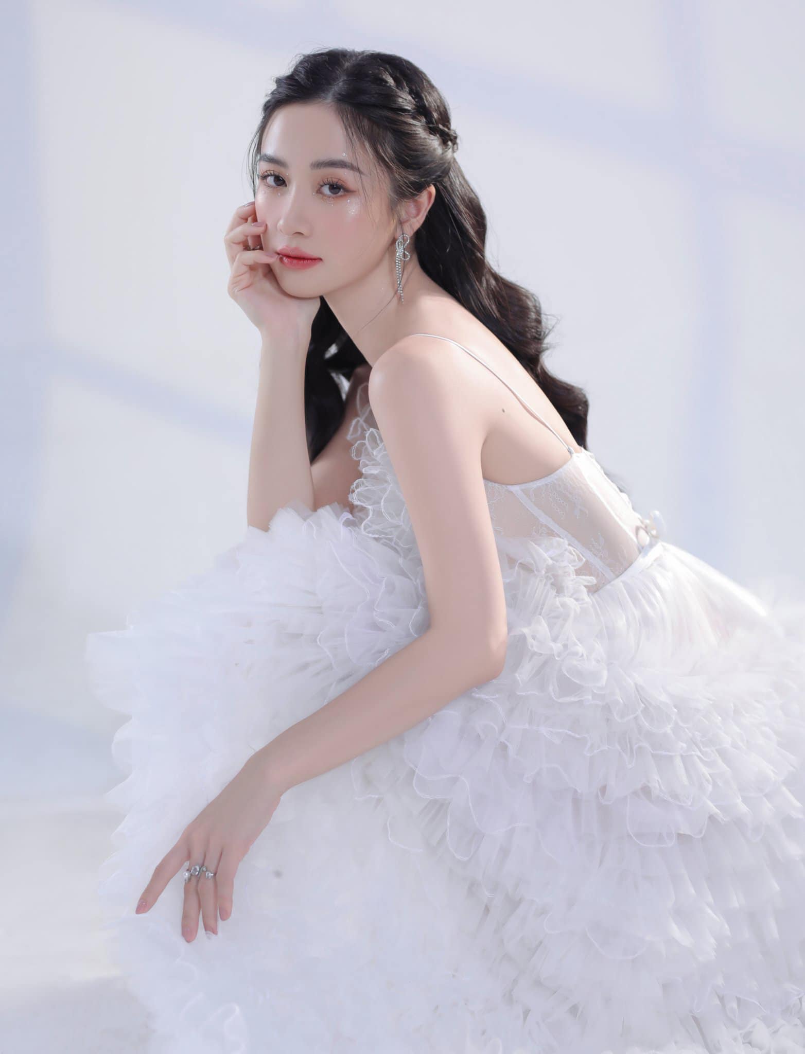 Jun Vũ yêu kiều, dịu dàng như công chúa trong bộ ảnh mới. Ở tuổi 26, nữ diễn viên gắn với hình ảnh sang chảnh, đài các.