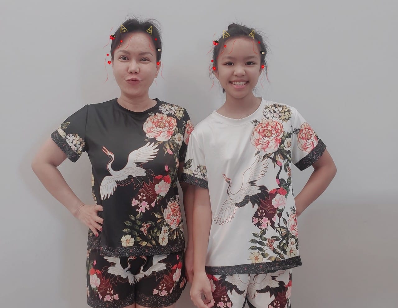 Việt Hương diện quần áo bình dân cùng con gái.