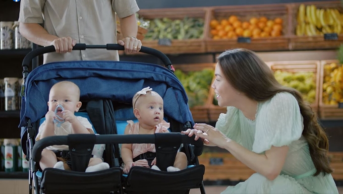 Hai con Hà Hồ trong quảng cáo cùng ba mẹ.