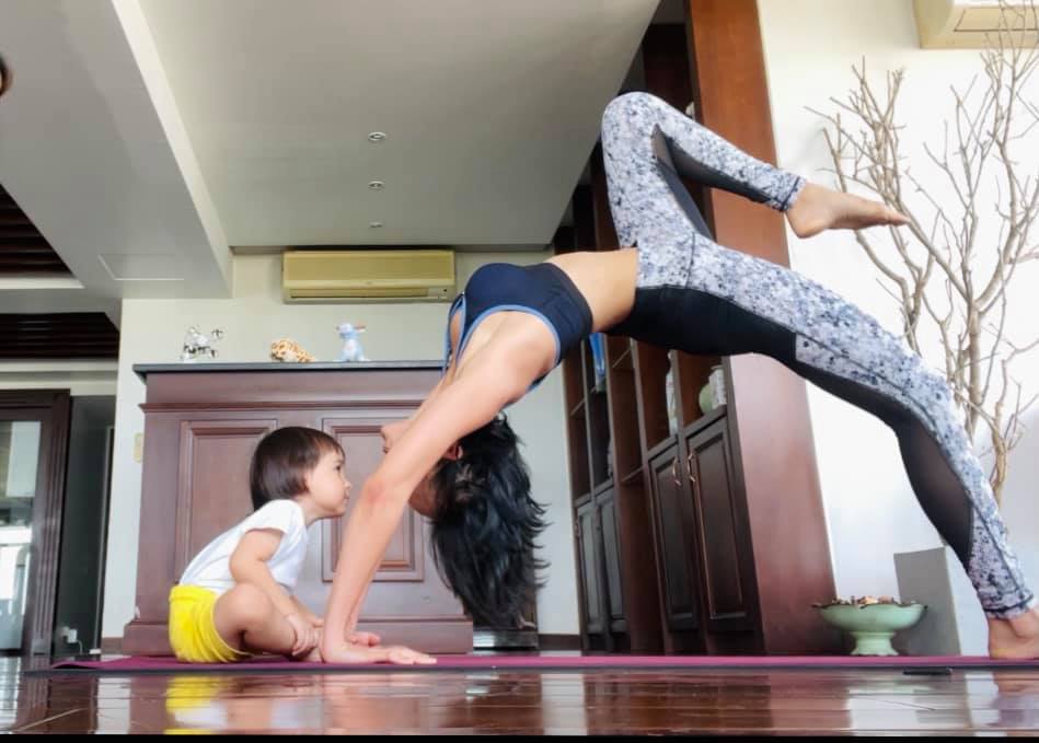 MC Phương Mai tích cực tập yoga để giữ dáng gọn gàng, săn chắc. Do là tín đồ lâu năm của bộ môn này, Phương Mai dễ dàng thực hiện động tác uốn cong người, nâng cao chân, đồng thời tương tác với con trai nhỏ dễ thương.