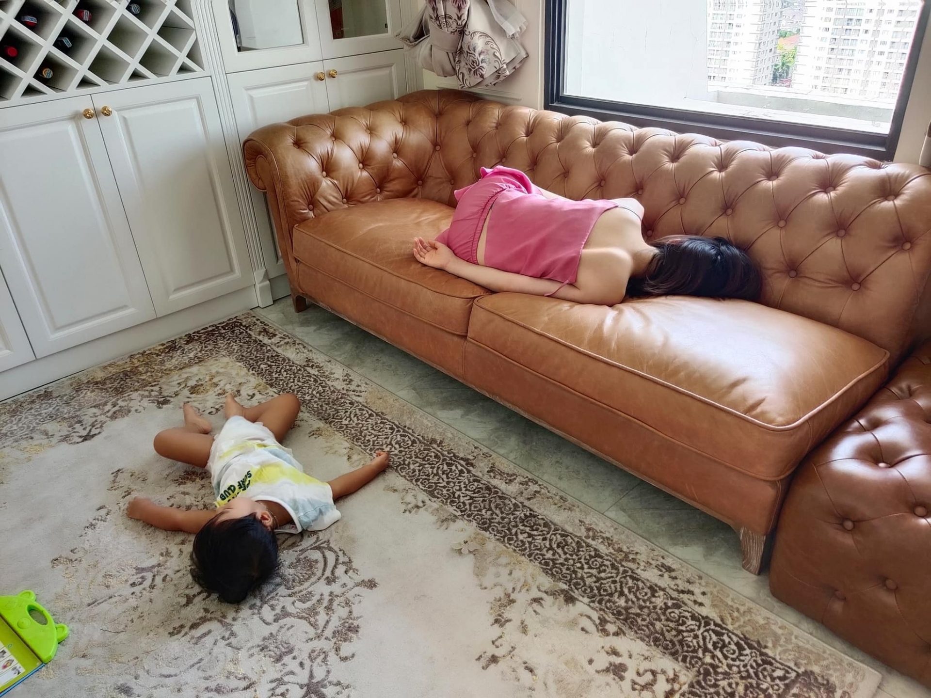 Hòa Minzy ôm con ngủ trên ghế và cái kết - Ảnh 1