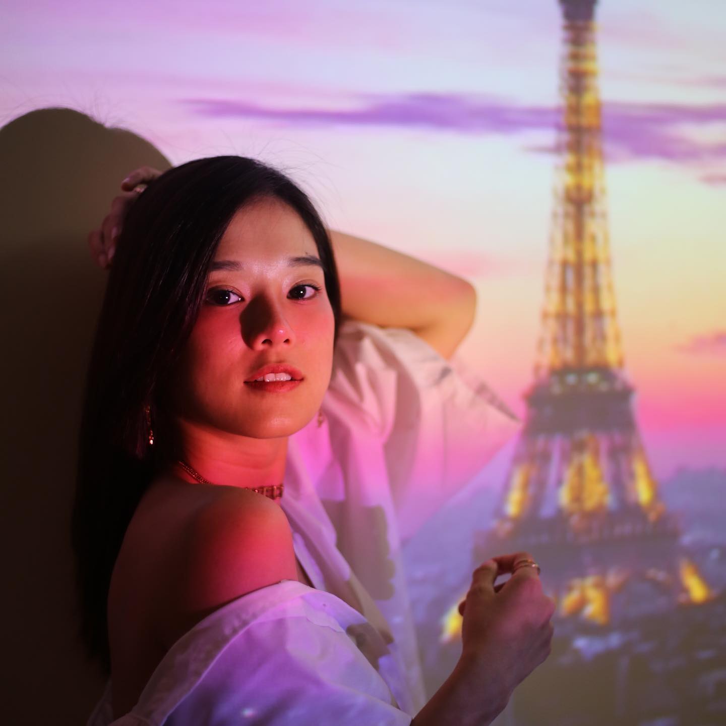 Hoàng Yến Chibi hài hước chia sẻ loạt ảnh đi du lịch Paris qua màn ảnh. Cô chia sẻ: 'Staycation - Paris. Mọi người theo Yến trên hành trình vòng quanh thế giới nhé. Điểm đầu tiên là nước Pháp xinh đẹp'.