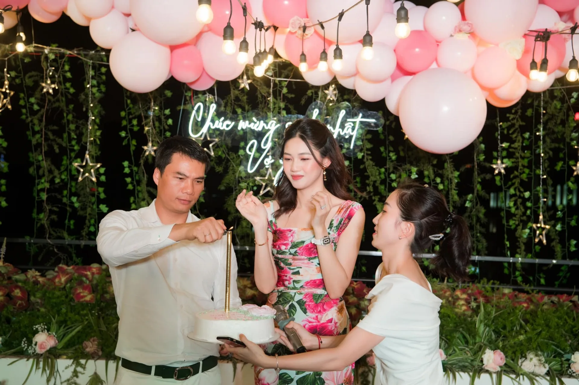 Á hậu Thanh Tú ra dáng mẹ đảm sau khi sinh quý tử cho chồng đại gia - Ảnh 2