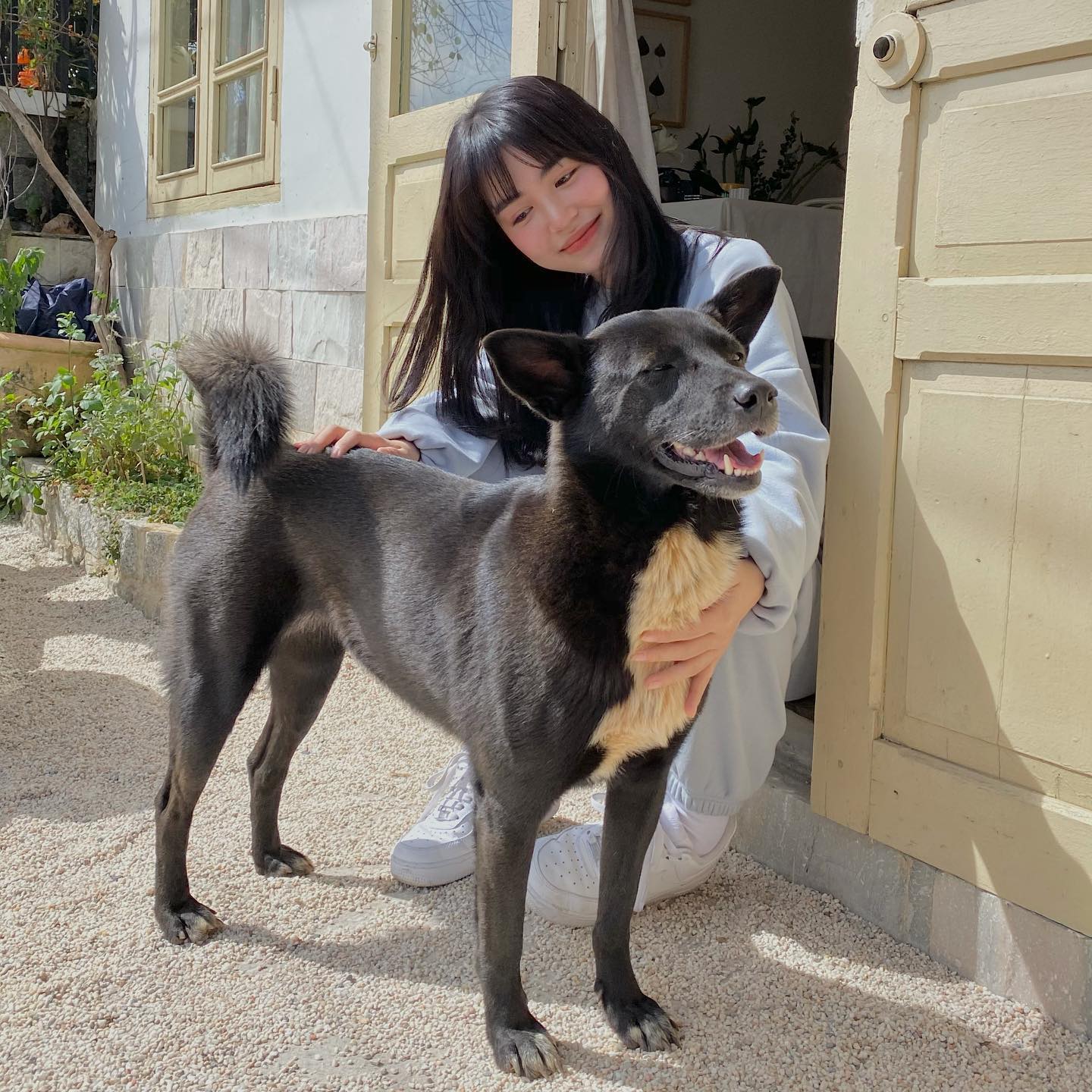 Hot girl Mẫn Tiên chia sẻ hình ảnh chơi đùa cùng cún cưng. Ở tuổi 25, cô vẫn giữ phong cách dễ thương, ngọt ngào nổi tiếng như thời 'bộ ba sát thủ'.