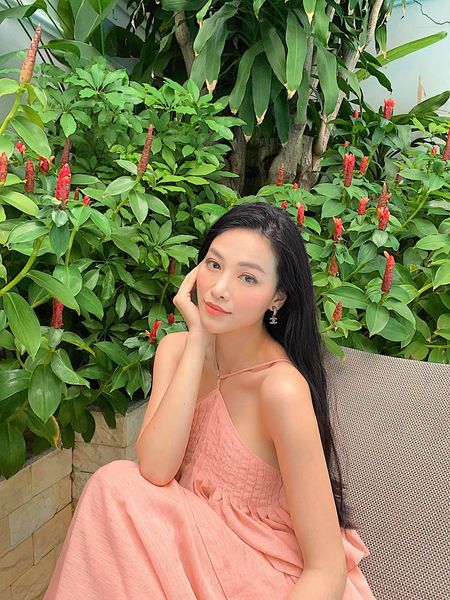Hoa hậu Phương Khánh khoe nhan sắc dịu dàng, đằm thắm với đầm hở vai hồng pastel. 'Chúc mọi người một ngày tốt lành', cô gửi lời đến khán giả.