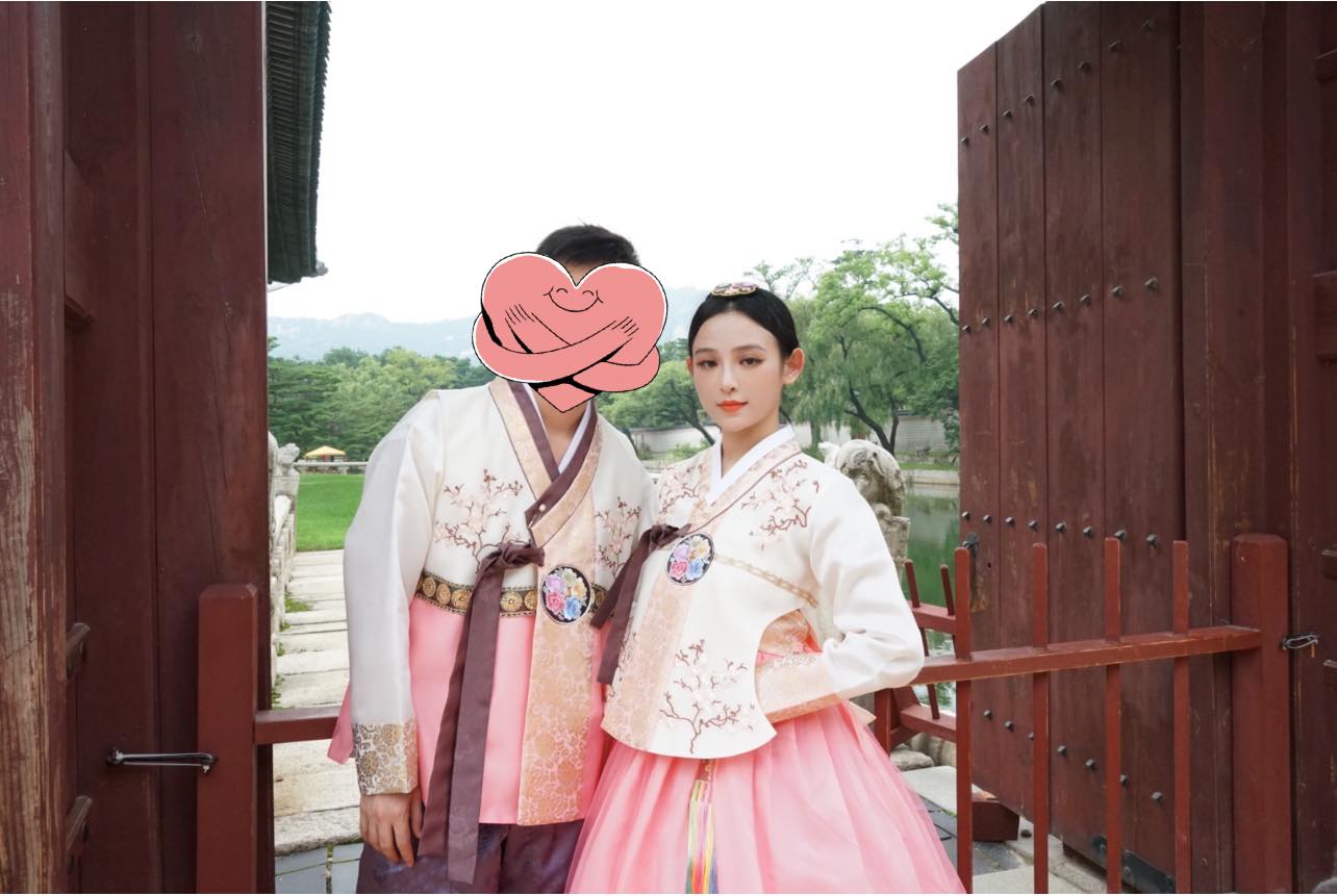 Huyền Baby chia sẻ hình ảnh ông xã đòi diện hanbok hồng giống vợ.
