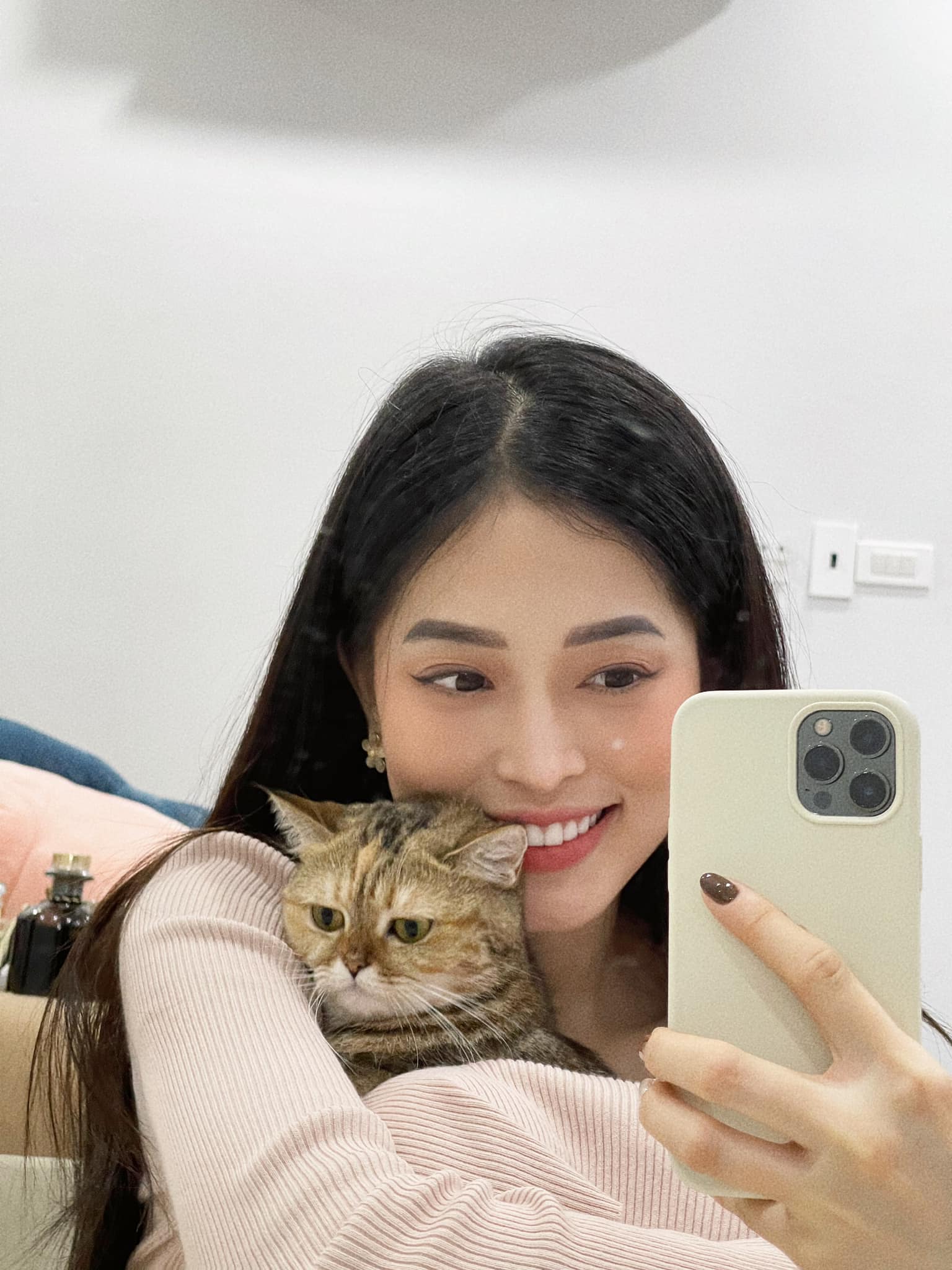 Phương Nga selfie bên mèo cưng và hỏi han tình hình điểm thi của các sĩ tử 2k3. 'Các sĩ tử thi kết quả như nào rùi ạ, chia sẻ cho tui biết với', cô viết.
