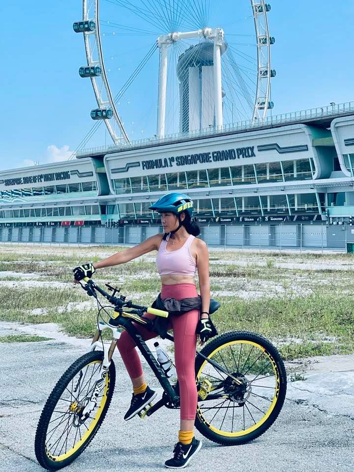 Đoan Trang bắt đầu cuộc sống lành mạnh, năng động ở Singapore. Đăng ảnh đạp xe, cô được khen ngợi với thân hình săn chắc, cơ bụng lộ rõ. Tiết lộ bí quyết giữ dáng, nữ ca sĩ hài hước: 'Hút bụi mỗi ngày, lau nhà tuần 3 lần, nấu cơm nấu nước tập thể dục… là múi nó nổi lên liền'.