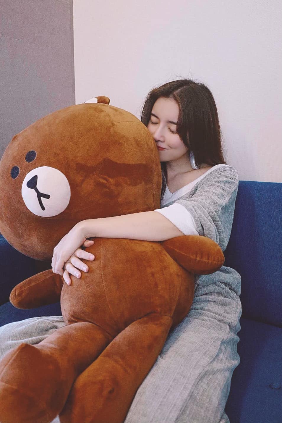3 tuần kể từ ngày người mẫu Đức Long qua đời, diễn viên Cao Thái Hà vẫn nhớ người bạn thân da diết. Chia sẻ hình ảnh ôm gấu bông người bạn quá cố tặng, cô viết: 'Mãi bên nhau bạn nhé! Quà sinh nhật của cậu ấy'.