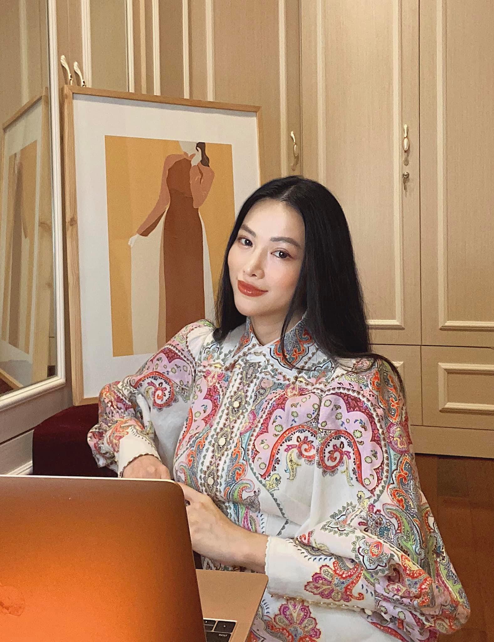 Hoa hậu Phương Khánh tự set up đèn, bàn, máy quay khi quay phỏng vấn tại nhà. Cô chia sẻ, dù trong hoàn cảnh nào cũng luôn cố gắng hoàn thành công việc một cách chỉn chu nhất.