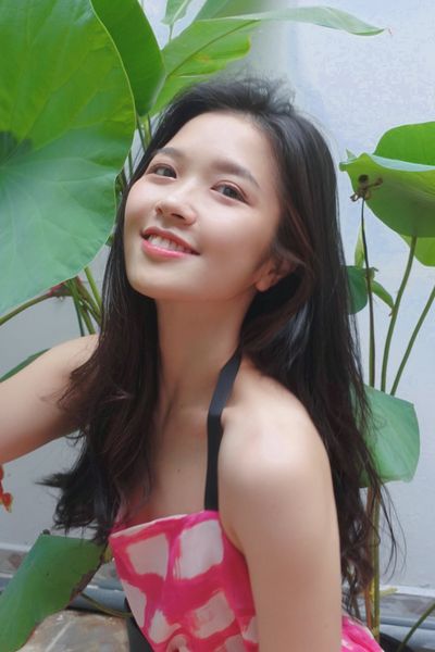 Suni Hạ Linh khoe nhan sắc tươi tắn, dịu dàng bên hoa sen. Fan hâm mộ nhận xét nữ ca sĩ trẻ trung hơn tuổi 28.