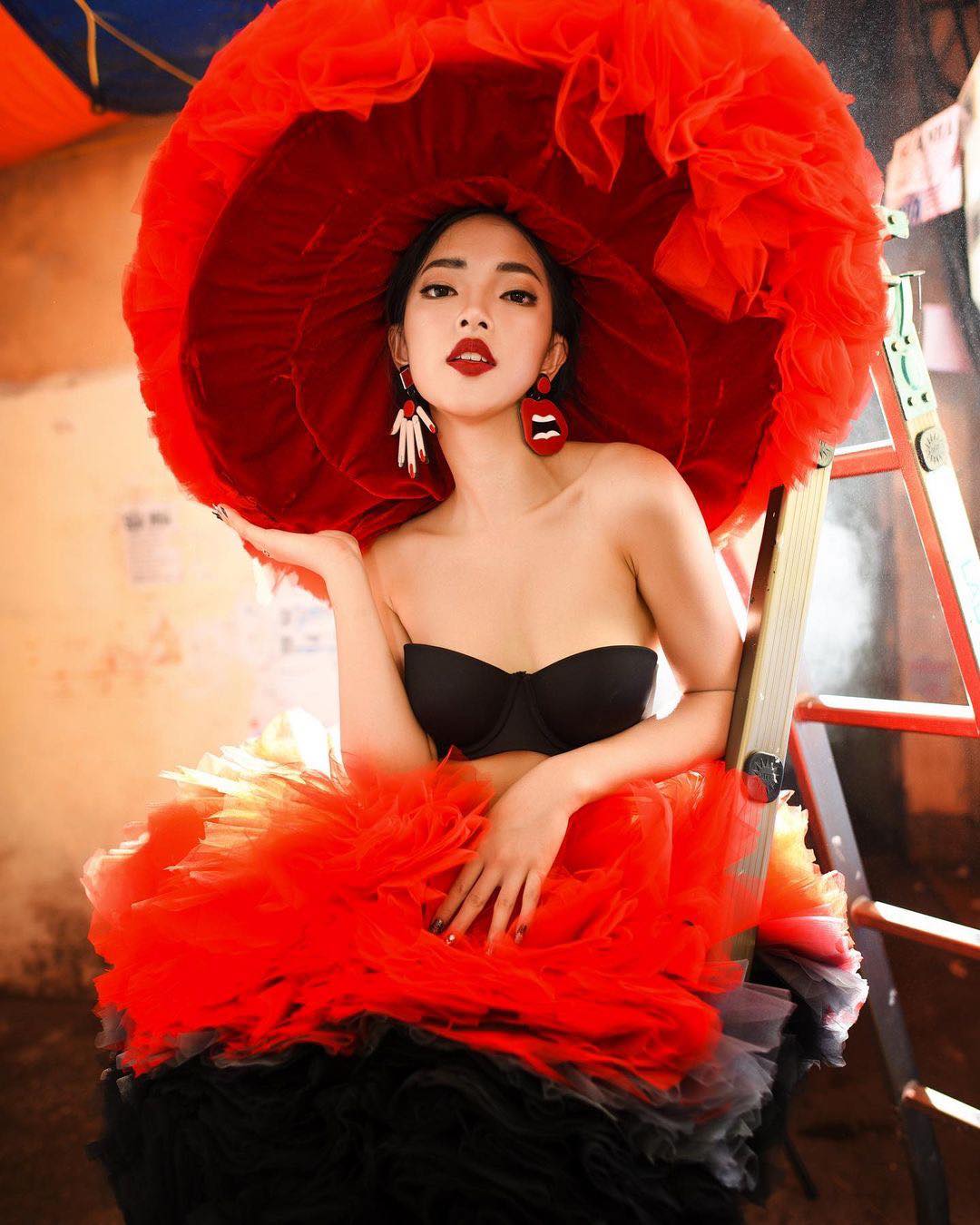 Châu Bùi chia sẻ bộ ảnh ấn tượng được cô chụp trong 1 con hẻm nhỏ tại phố Khâm Thiên, Hà Nội từ năm 2017. Có thể thấy ngay những năm đầu vào nghề, nữ người mẫu đã có phong cách và thần thái ấn tượng, thu hút.