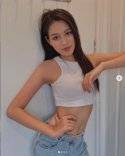 Đỗ Thị Hà diện crop-top khoe thân hình thanh mảnh, vòng eo thon gọn. Cô hỏi fan: 'Hãy kể một điều tích cực bạn làm được trong Tết covid lần 4 này đi' và nhận được câu trả lời từ Hoa hậu Lương Thùy Linh: 'Được ngủ thừa giấc'.