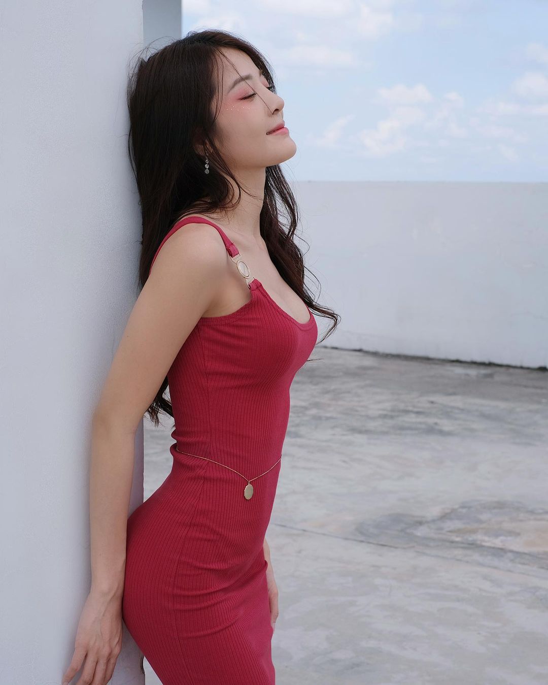 Karen Nguyễn khoe thân hình không chút mỡ thừa với bộ đầm đỏ bó sát quyến rũ. Người đẹp sở hữu hình thể đáng mơ ước với vòng eo 56 cm, vóc dáng săn chắc, thon gọn.