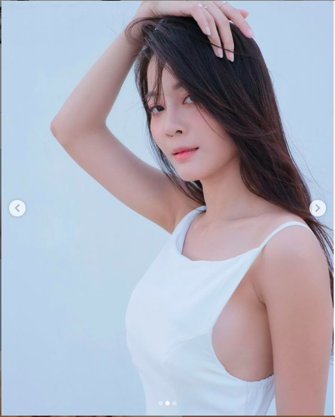 Karen Nguyễn liên tục cho ra những shoot hình chất lượng. Dù chỉ ở nhà, người đẹp cũng trang điểm chỉn chu, diện đầm gợi cảm khoe đường cong nóng bỏng.