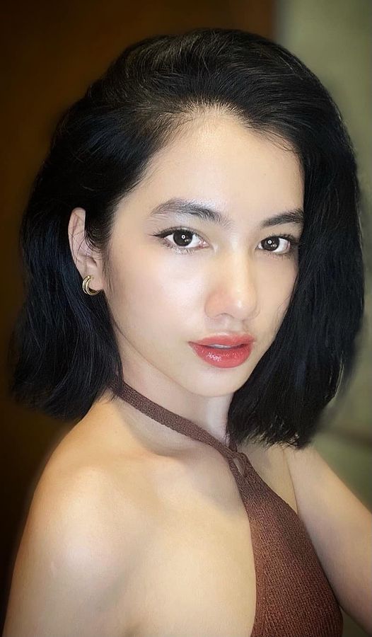 'Tình tin đồn' kém 27 tuổi của chồng cũ Lệ Quyên khoe cận gương mặt sắc sảo cuốn hút. Cẩm Đan cũng được đánh giá là mỹ nhân có khuôn mặt đẹp nhất tại Hoa hậu Việt Nam 2020.