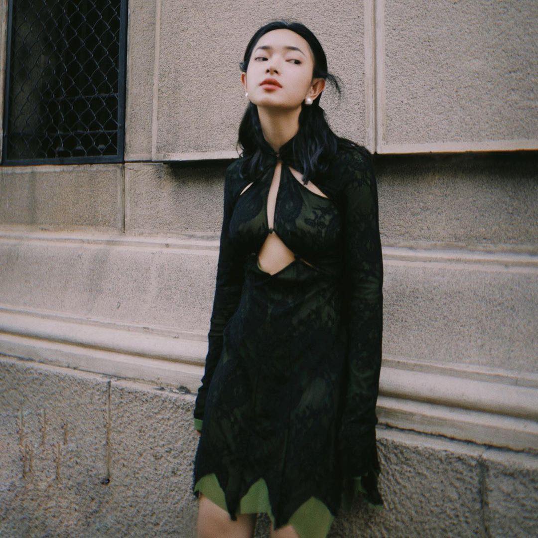 Châu Bùi nhớ lại chuyến đi Hong Kong. Trong ảnh, fashionista tạo dáng hững hờ, cô sở hữu vóc dáng nhỏ nhắn, gu thời trang cá tính, liên tục thay đổi và tạo ra sự bất ngờ trong phong cách.