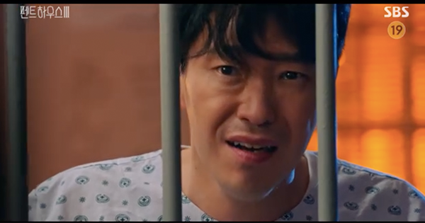 'Penthouse 3' tập 10: Joo Dan Tae bị nhốt vào bệnh viện tâm thần, Cheon Seo Jin bị con gái hạ độc