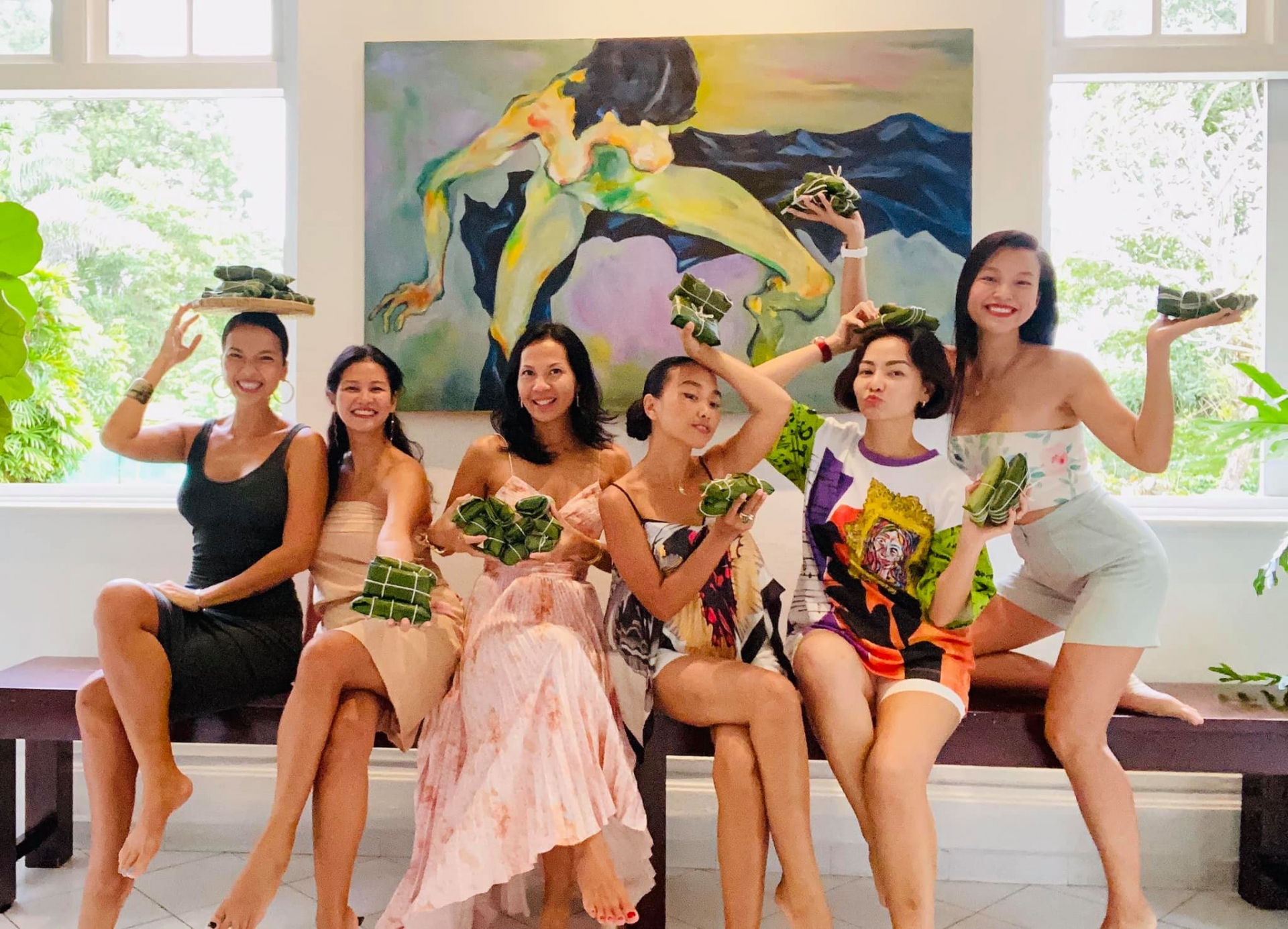 Các bà nội trợ nổi tiếng showbiz Việt tổ chức tiệc làm bánh tại Singapore - Ảnh 1