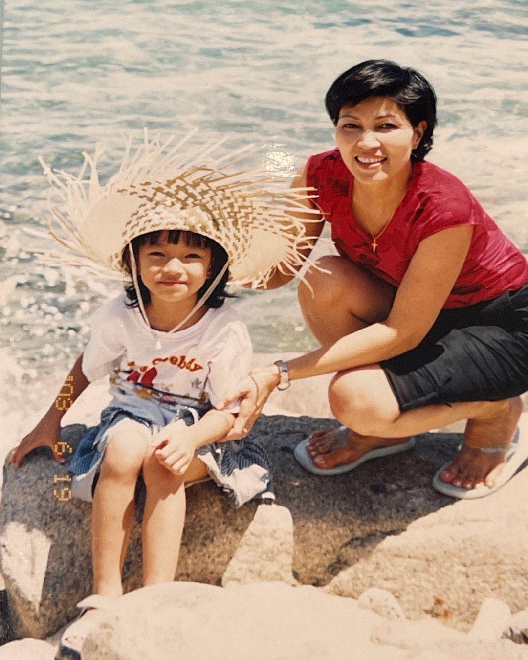 Châu Bùi bên mẹ trong một chuyến du lịch biển vào năm 2003, khi cô 6 tuổi.