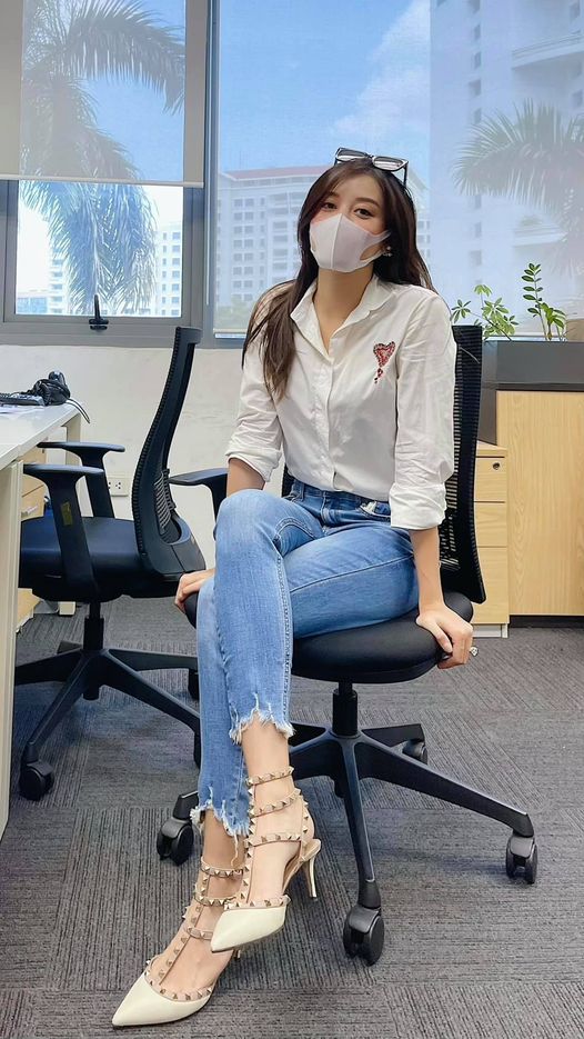Á hậu Huyền My được khen trẻ như sinh viên khi mặc sơ mi trắng, quần jean đi làm. Mới đây, cô vui vẻ chia sẻ chính thức đảm nhiệm vị trí MC thể thao của kênh truyền hình K+.