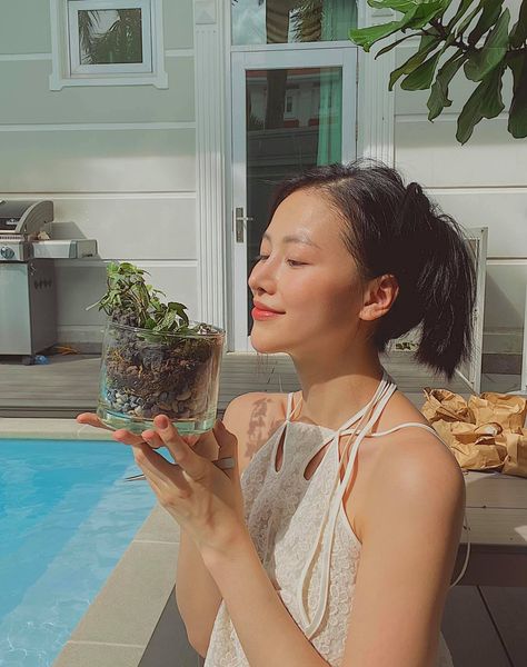 Hoa hậu Phương Khánh tự trồng cây tại nhà. Người đẹp chuộng lối sống xanh, sạch, gần gũi với thiên nhiên và ăn uống lành mạnh, healthy.