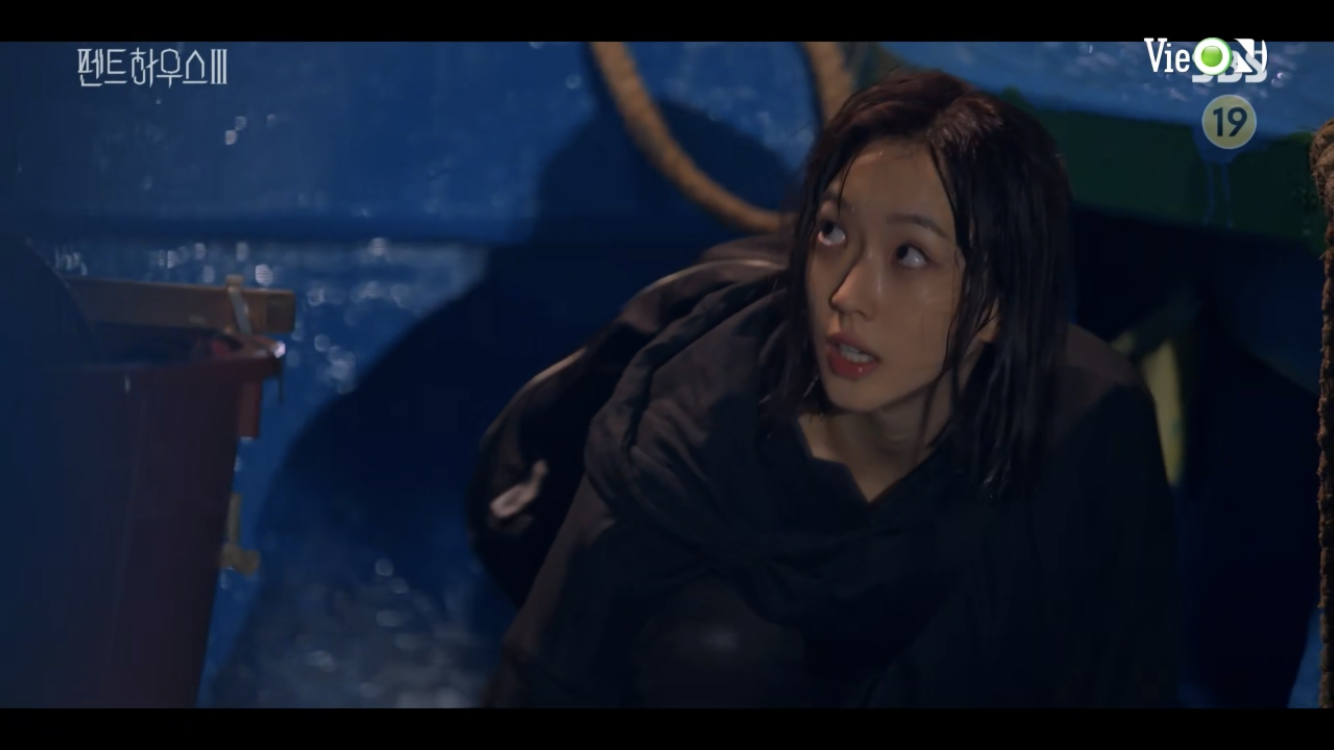 Seok Kyung cố gắng trốn lên thuyền và đến tại tâm thần giam giữ Joo Dan Tae.