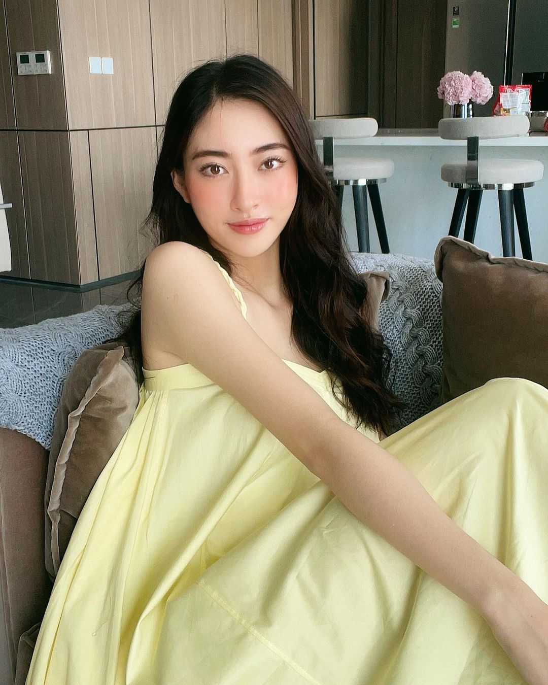 Lương Thùy Linh khoe nhan sắc dịu dàng tuổi 21. Ngoài áo crop-top cùng trang phục năng động, nàng hậu chuộng các kiểu váy maxi thướt tha, màu sắc pastel hài hòa.