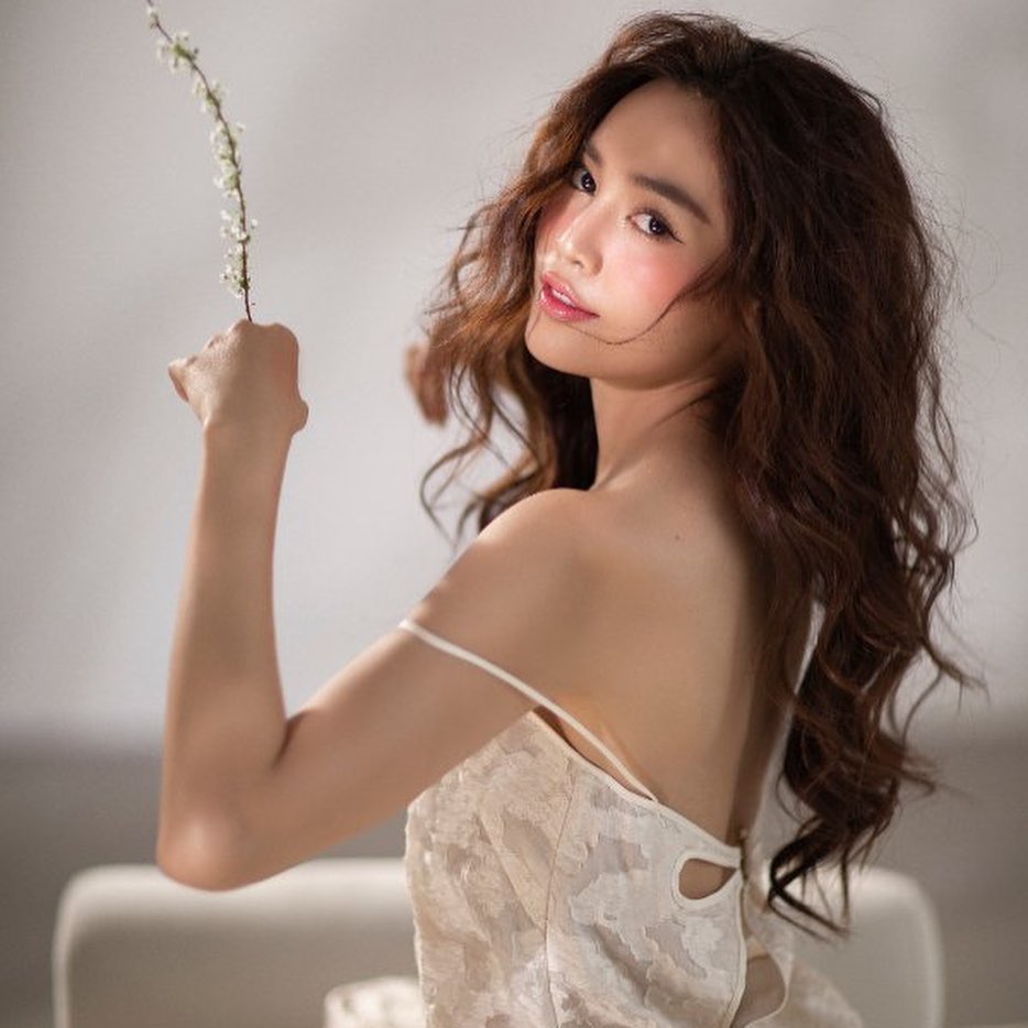 Ninh Dương Lan Ngọc khoe nhan sắc trong trẻo, xinh đẹp như nàng thơ trong loạt ảnh mới. 'Ngọc nữ màn ảnh Việt' diện váy trắng buông lơi, tạo dáng mơ màng với mái tóc xoăn bồng bềnh.