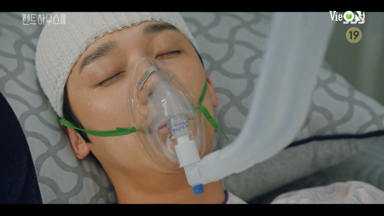 Bác sĩ Ha hôn mê sau khi giằng co với Cheon Seo Jin để cứu con gái Ro Na.