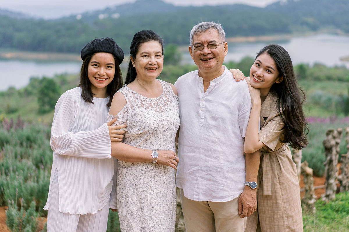 Á hậu Thùy Dung bên gia đình.