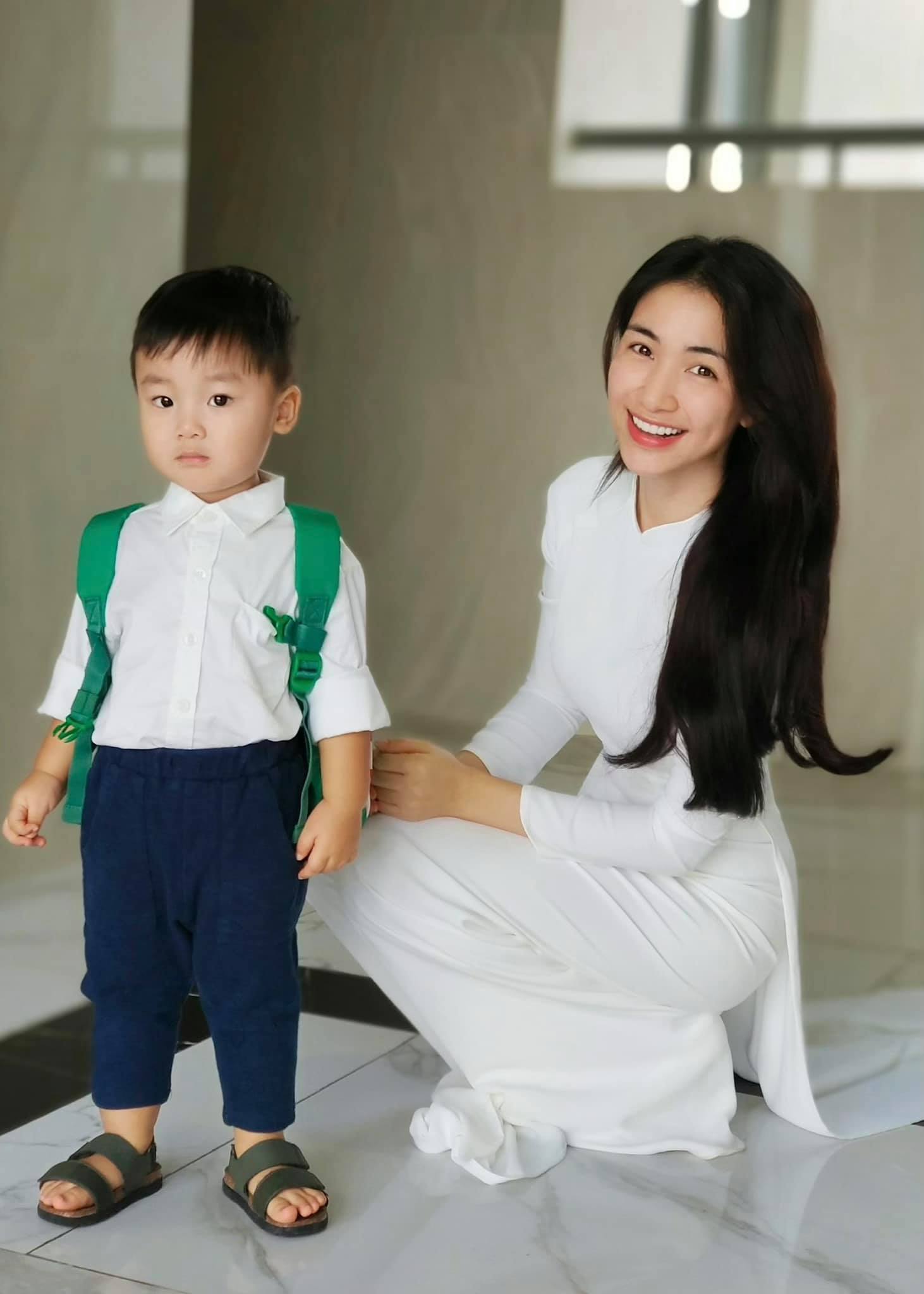 Hòa Minzy diện áo trắng, lên đồ bảnh bao cho con trai cưng nhân ngày tựu trường. Cô cho biết, con trai chưa đi học mà chỉ chụp ảnh ở nhà cho mọi người ngắm. Tuy nhiên, cậu bé vẫn vô cùng ra dáng ở tuổi lên 2.