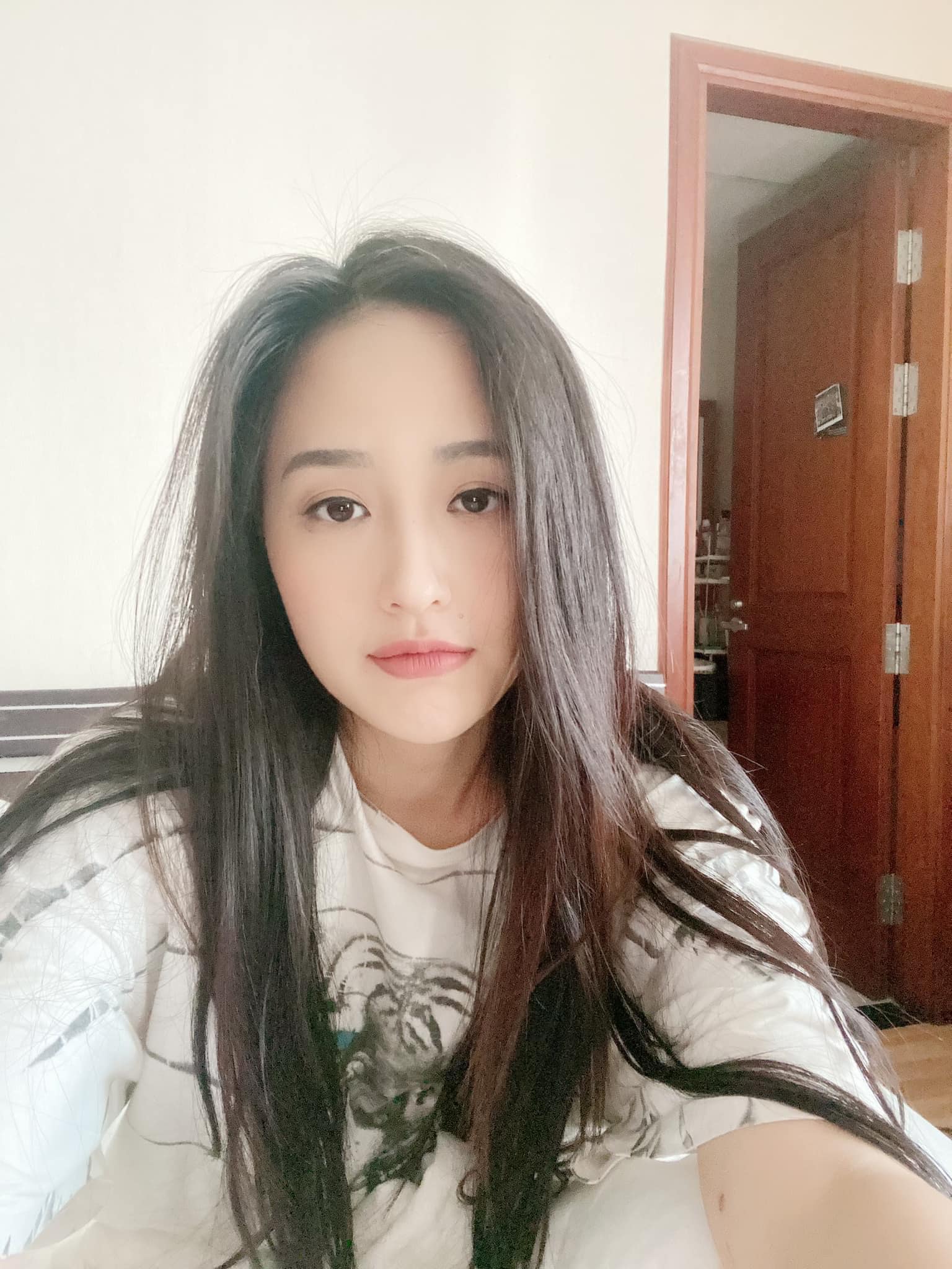 Hoa hậu Mai Phương Thúy selfie với nhan sắc mộc mạc khi ở nhà. Người đẹp tiết lộ cô lại gặp vấn đề về sức khỏe và nhận được sự nhắc nhở, động viên từ fan.