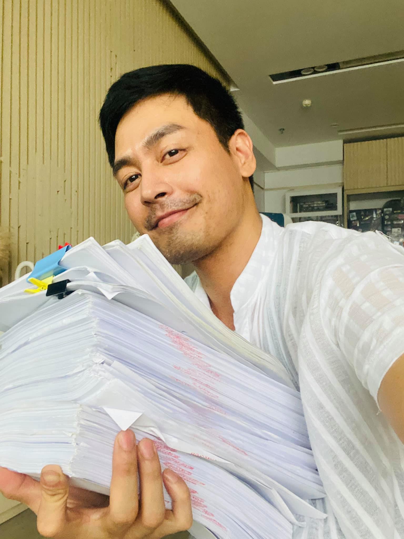 MC Phan Anh tung hơn 6kg giấy sao kê trong đợt từ thiện 5 năm trước.