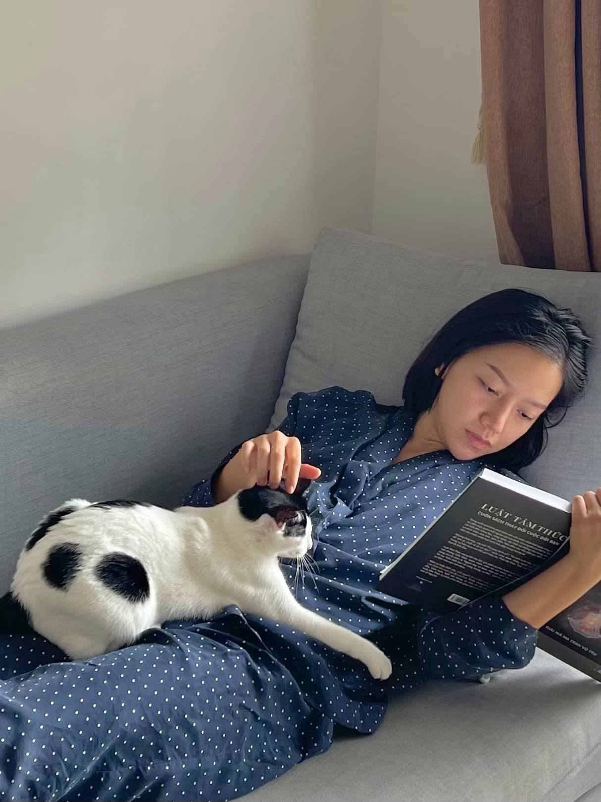 Băng Di chill bên mèo cưng. Cô chăm đọc sách, tập thể dục, ăn chay để giữ sức khỏe và tinh thần lành mạnh.