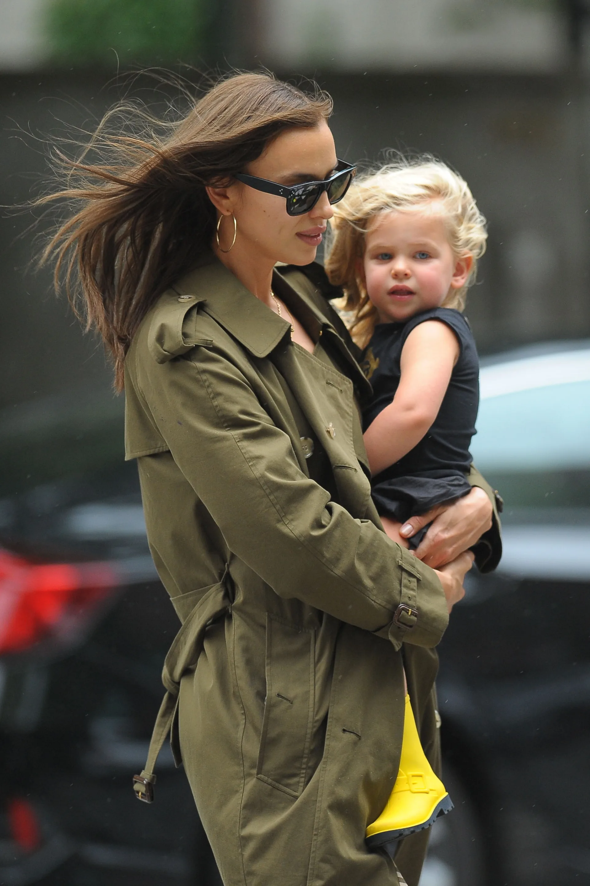 Con gái 4 tuổi của siêu mẫu Irina Shayk sợ paparazzi - Ảnh 3