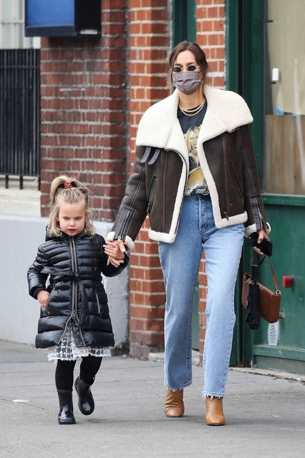 Con gái 4 tuổi của siêu mẫu Irina Shayk sợ paparazzi - Ảnh 2