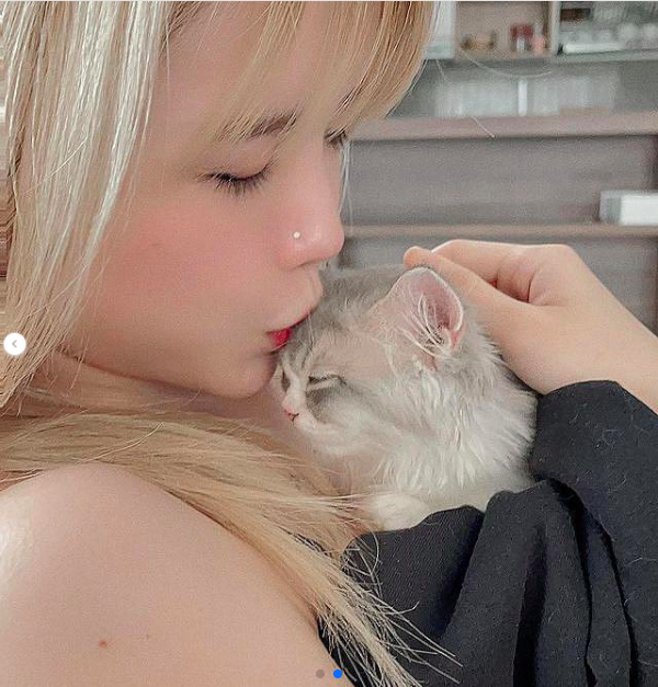 Thiều Bảo Trâm điệu đà hôn mèo cưng. Nữ ca sĩ vừa đón sinh nhật tuổi 27 ngọt ngào bên chị gái. Sau ồn ào tình ái với Sơn Tùng MTP, cô tận hưởng cuộc sống độc thân vui vẻ.